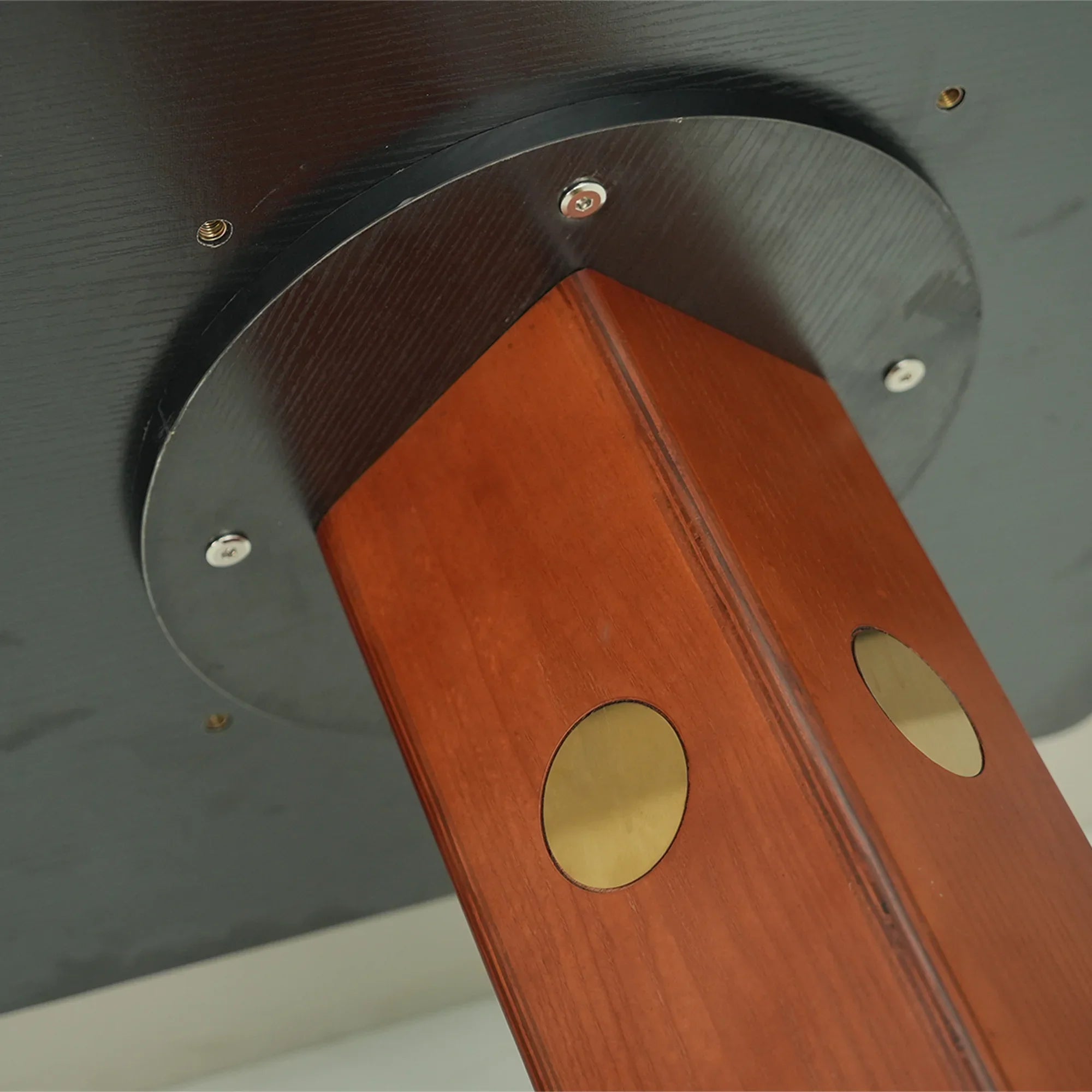 Table bistro Nero en pierre frittée | 34 Pandora Square avec piètement en bois